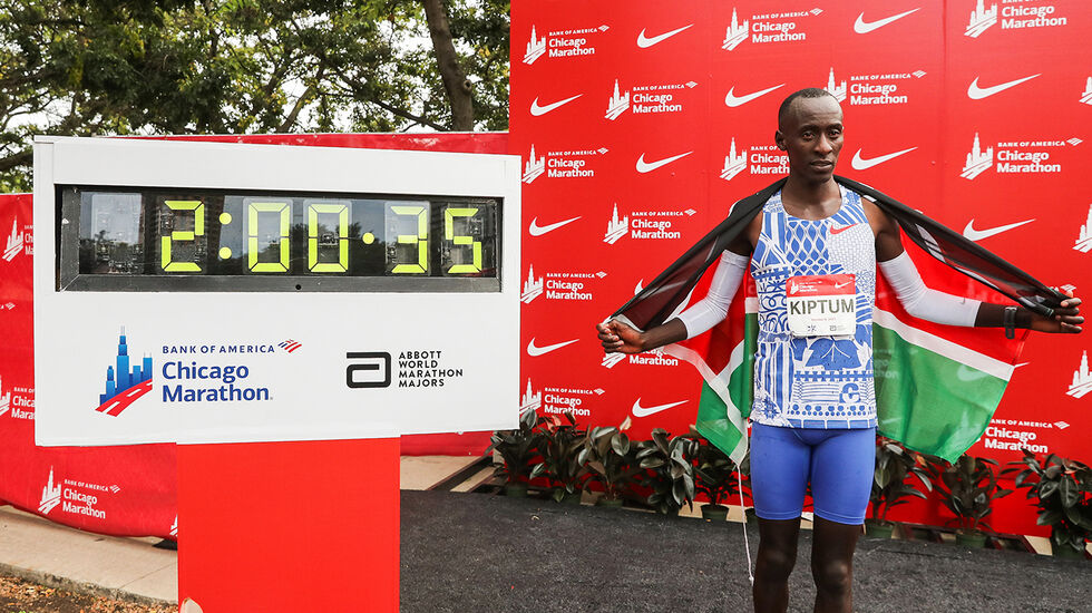 Kelvin Kiptum og den offisielle tiden. (Foto: © Bank of America Chicago Marathon/Kevin Morris)