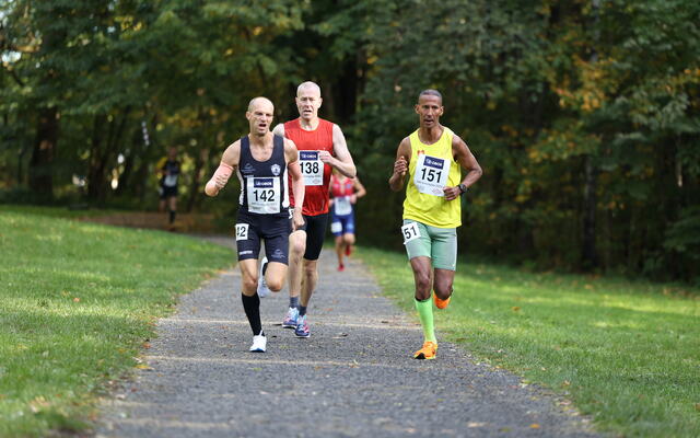 Fighting face, Håkon Helge Hjemly (142) med sine to hardeste konkurrenter på 6 km, Terje Gulbrandsen (138) og Rashid Abdi Handule (151). (Foto: Samuel Hafsahl)