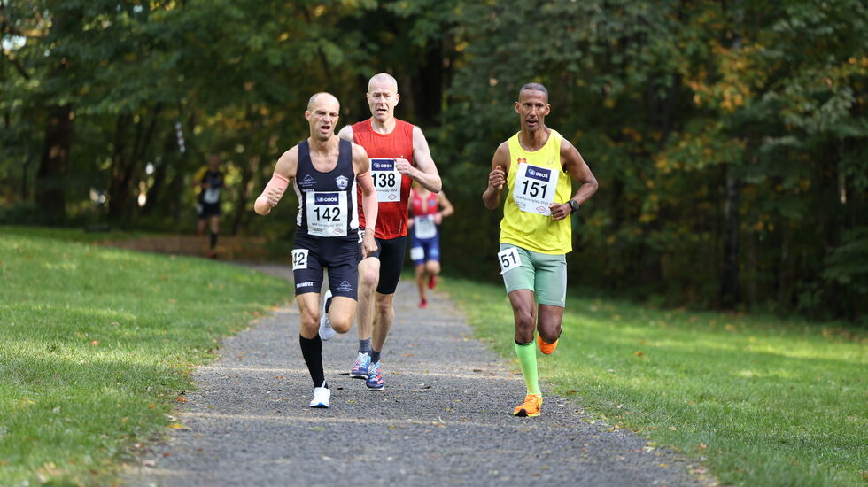 Fighting face, Håkon Helge Hjemly (142) med sine to hardeste konkurrenter på 6 km, Terje Gulbrandsen (138) og Rashid Abdi Handule (151). (Foto: Samuel Hafsahl)