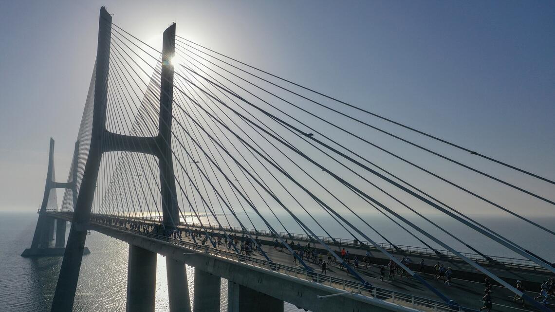 Halvmaraton i Lisboa starter på Europas lengste veibro, den 12,3 km lange  Vasco da Gama-broen. (Foto fra løpets facebookside)