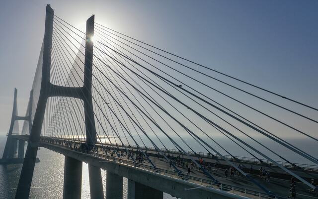 Halvmaraton i Lisboa starter på Europas lengste veibro, den 12,3 km lange Vasco da Gama-broen. (Foto fra løpets facebookside)