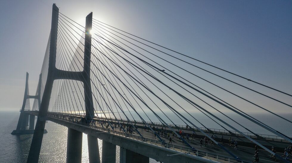 Halvmaraton i Lisboa starter på Europas lengste veibro, den 12,3 km lange Vasco da Gama-broen. (Foto fra løpets facebookside)