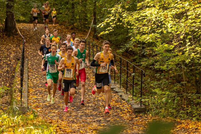 Norgesmester Andreas Fjeld Halvorsen (til høyre) i front på juniorenes 6 km  side om side med klubbkameraten i Ullensaker/Kisa IL, Simen Gløgård Stensrud som tok bronsen, i Frognerparken søndag. (Foto: Samuel Hafsahl)