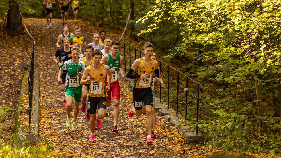 Norgesmester Andreas Fjeld Halvorsen (til høyre) i front på juniorenes 6 km side om side med klubbkameraten i Ullensaker/Kisa IL, Simen Gløgård Stensrud som tok bronsen, i Frognerparken søndag. (Foto: Samuel Hafsahl)