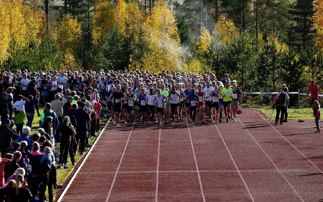 Fra starten 10 km på Furumo Idrettspark i 2017. (Foto: Bjørn Hytjanstorp)