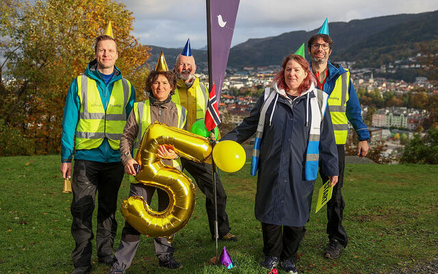 Christian Leivestad, Aurelia Lewis, Bård Bjerkestrand, Emma Donegan og Guillaume Boutin er noen av de frivillige som sørget for at det ble jubileumsløp for Løvstien Parkrun. (Alle foto: Arne Dag Myking)