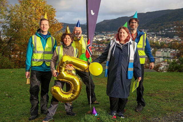 Christian Leivestad, Aurelia Lewis, Bård Bjerkestrand, Emma Donegan og Guillaume Boutin er noen av de frivillige som sørget for at det ble jubileumsløp for Løvstien Parkrun. (Alle foto: Arne Dag Myking)