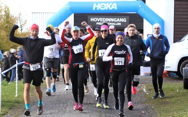 Starten har gått for 7. gang kl 14 med (fra venstre) Hamarløperne Geir Vestby, Mette Thorslund, Åste Narmo, Esther Innselset og Jørgen Berntsen i første rekke bak Aasmund Kjøllmoen Steien som allerede hadde forsvunnet ut av bildet. (Foto: Rolf Bakken)