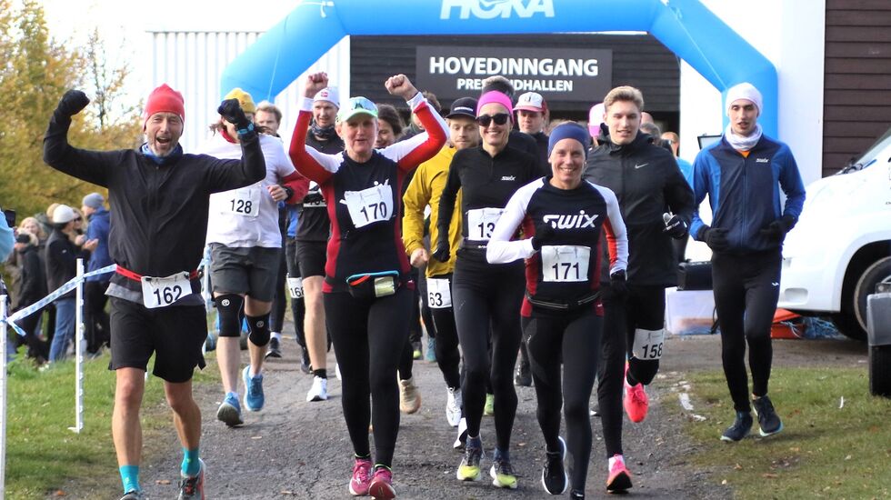 Starten har gått for 7. gang kl 14 med (fra venstre) Hamarløperne Geir Vestby, Mette Thorslund, Åste Narmo, Esther Innselset og Jørgen Berntsen i første rekke bak Aasmund Kjøllmoen Steien som allerede hadde forsvunnet ut av bildet. (Foto: Rolf Bakken)