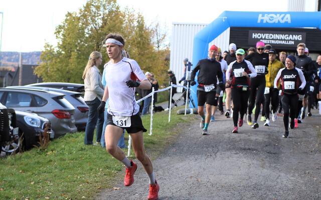 Aasmund Kjøllmoen Steien og resten av backyard-løperne som la ut på runde nr. 7 kl 14 fra Prestrudhallen lørdag, (Foto: Rolf Bakken)