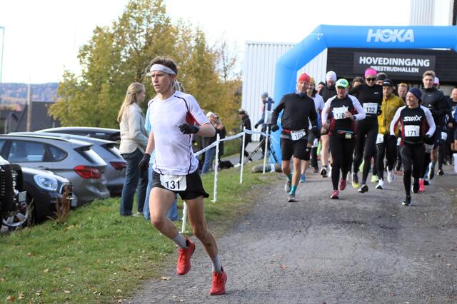 Aasmund Kjøllmoen Steien og resten av backyard-løperne som la ut på runde nr. 7 kl 14 fra Prestrudhallen lørdag, (Foto: Rolf Bakken)