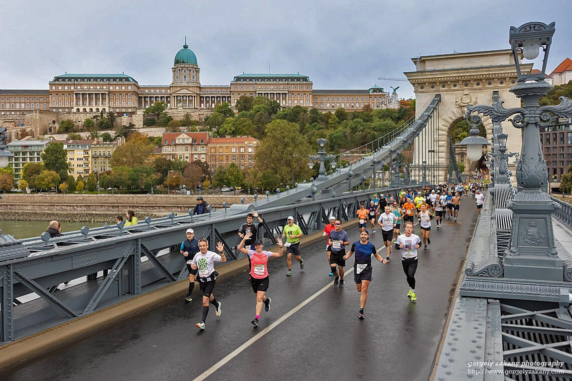 Løperne kommer her over den eldste broen i Budapest, The Chain Bridge. Den går mellom de to bydelene Buda og Pest. (Foto: Arrangøren)