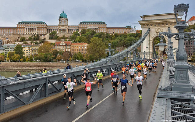 Løperne kommer her over den eldste broen i Budapest, The Chain Bridge. Den går mellom de to bydelene Buda og Pest. (Foto: Arrangøren)