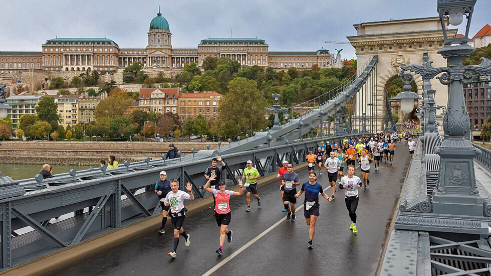 Løperne kommer her over den eldste broen i Budapest, The Chain Bridge. Den går mellom de to bydelene Buda og Pest. (Foto: Arrangøren)