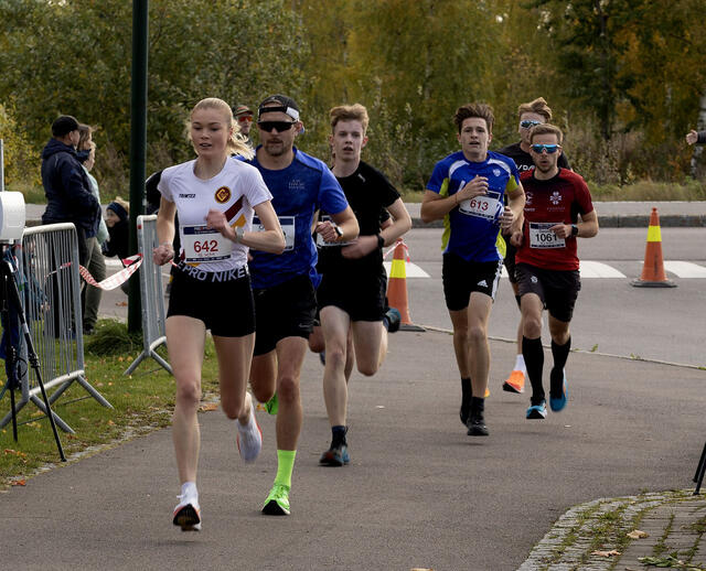 Hannah Bjelland i tet under fjorårets Re-mila. Søndag 13. oktober går startskuddet for årets utgave. (Foto: Arvid Klokk)