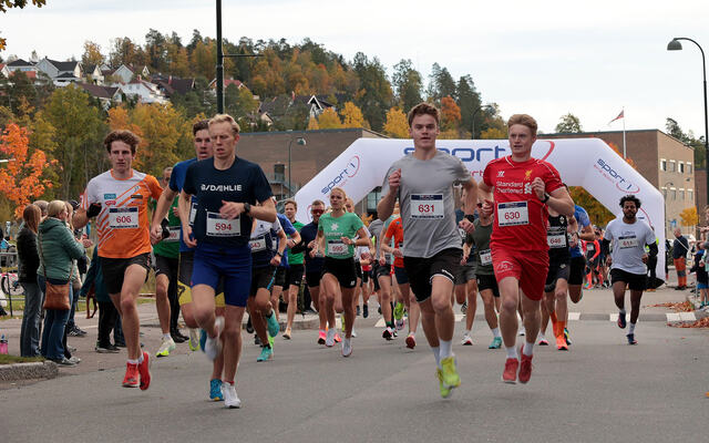 Starten i årets utgave av Re-mila. Johannes Teigland (594) vant 5 km, mens Markus Grytnes (606) kom på 2. plass. Bak, midt i bildet, skimter vi Ine Bakken (594) som vant kvinneklassen og kun hadde de to beste herrene foran seg i mål. (Foto: Arvid Klokk)