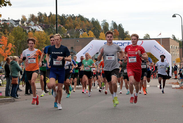 Starten i årets utgave av Re-mila. Johannes Teigland (594) vant 5 km, mens Markus Grytnes (606) kom på 2. plass. Bak, midt i bildet, skimter vi Ine Bakken (594) som vant kvinneklassen og kun hadde de to beste herrene foran seg i mål. (Foto: Arvid Klokk)