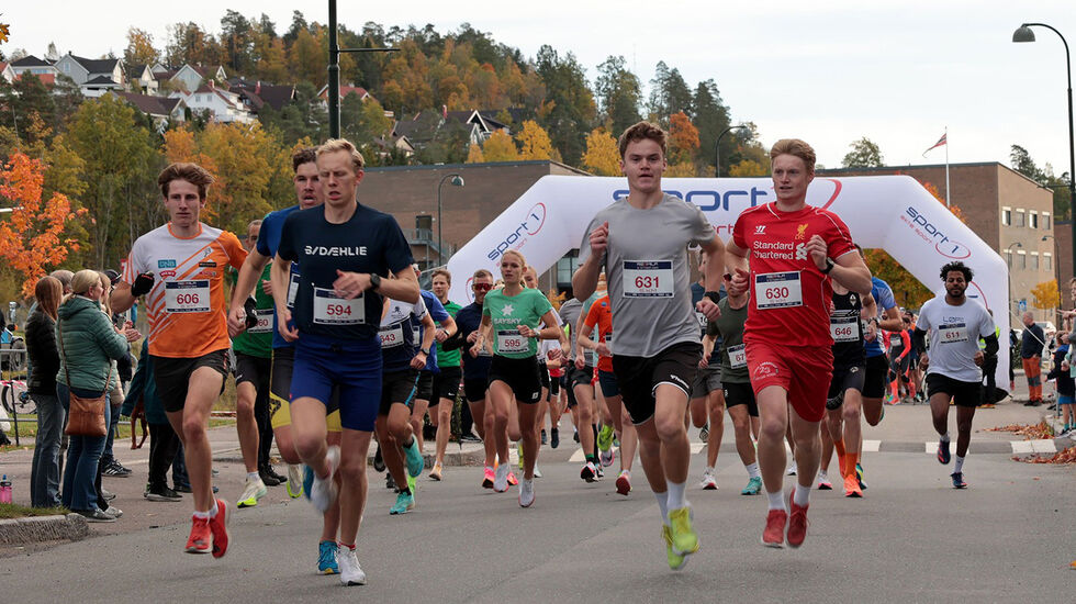 Starten i årets utgave av Re-mila. Johannes Teigland (594) vant 5 km, mens Markus Grytnes (606) kom på 2. plass. Bak, midt i bildet, skimter vi Ine Bakken (594) som vant kvinneklassen og kun hadde de to beste herrene foran seg i mål. (Foto: Arvid Klokk)