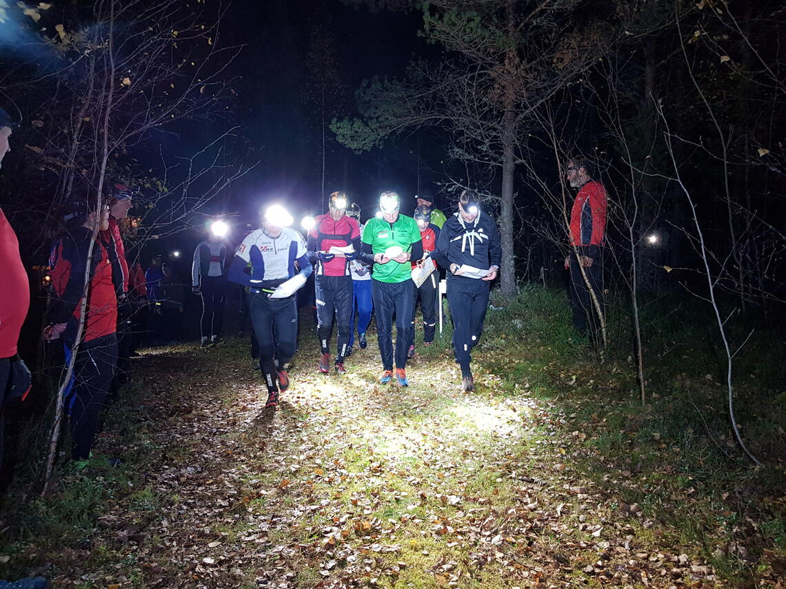 Åtte løpere ut fra start på den lengste distansen, Långa natten. (Foto: Stein Arne Negård)