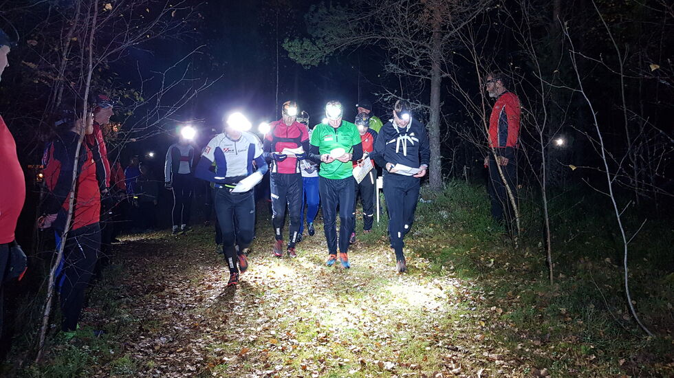 Åtte løpere ut fra start på den lengste distansen, Långa natten. (Foto: Stein Arne Negård)