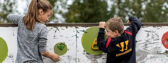 (Illustrasjonsfoto: Tine Poppe) To barn ved ein klatrevegg