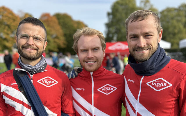 Markus Borge Harbo (midten) er «hjernen» bak treningsprinsippene som følges i treningsgruppa SK Vidar Lang, mens trenerne Gustav Vasdal (til venstre) og Magnus Højen (til høyre) står for selve gjennomføringen av de ukentlige fellesøktene. (Foto: Privat)