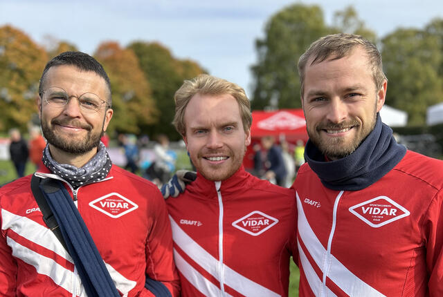 Markus Borge Harbo (midten) er «hjernen» bak treningsprinsippene som følges i treningsgruppa SK Vidar Lang, mens trenerne Gustav Vasdal (til venstre) og Magnus Højen (til høyre) står for selve gjennomføringen av de ukentlige fellesøktene. (Foto: Privat)