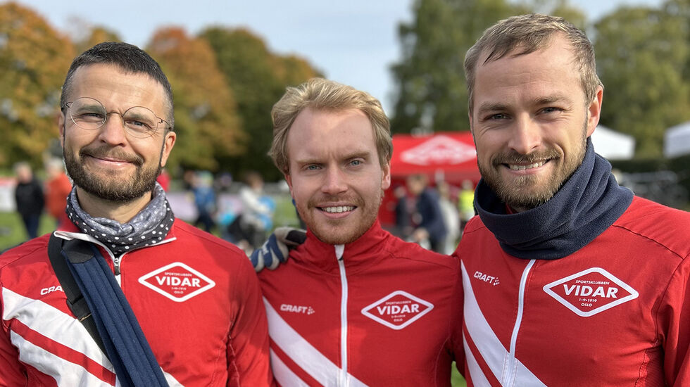 Markus Borge Harbo (midten) er «hjernen» bak treningsprinsippene som følges i treningsgruppa SK Vidar Lang, mens trenerne Gustav Vasdal (til venstre) og Magnus Højen (til høyre) står for selve gjennomføringen av de ukentlige fellesøktene. (Foto: Privat)