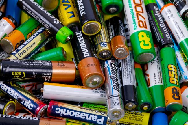 Mange ulike batterier samlet i en haug