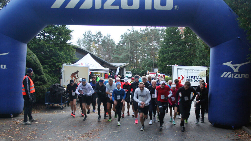 Fellesstarten for kortløypa gikk klokka 17.30 med ivrige løpere på plass. (Foto: Sverre Larsen) 