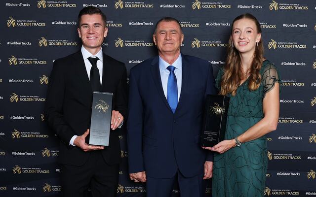 Jakob Ingebrigtsen sammen med European Athletics president Dobromir Karamarinov og Femke Bol på prisutdelingen lørdag (Foto: European Athletics)