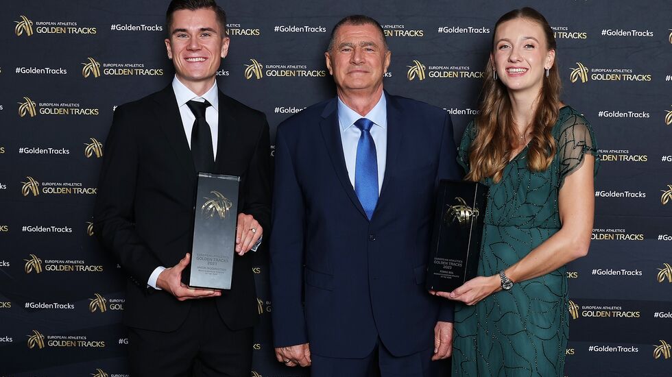 Jakob Ingebrigtsen sammen med European Athletics president Dobromir Karamarinov og Femke Bol på prisutdelingen lørdag (Foto: European Athletics)