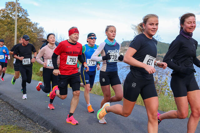 God oppslutning: her i front ser vi Astrid Emilsen Kristiansen sammen med Anne Mette Juuhl. (Alle foto: Arne Dag Myking)