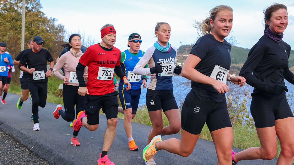 God oppslutning: her i front ser vi Astrid Emilsen Kristiansen sammen med Anne Mette Juuhl. (Alle foto: Arne Dag Myking)