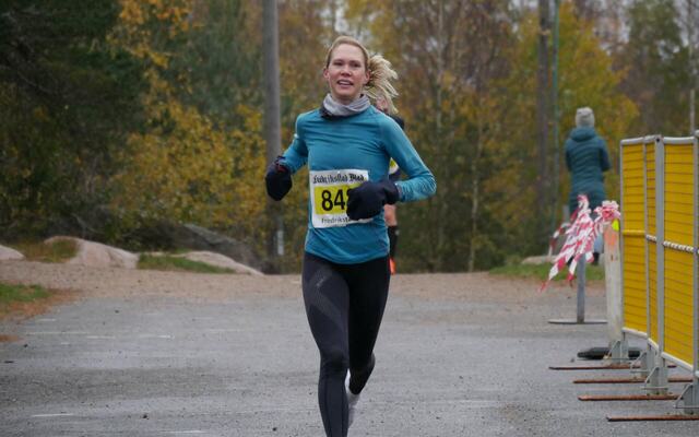 Anette Hauge fra Rolvsøy IF vant dameklassen på 3:05:14 under 2 minutter bak hennes egen løyperekord fra 2020. (Foto: Rolf B. Gundersen)
