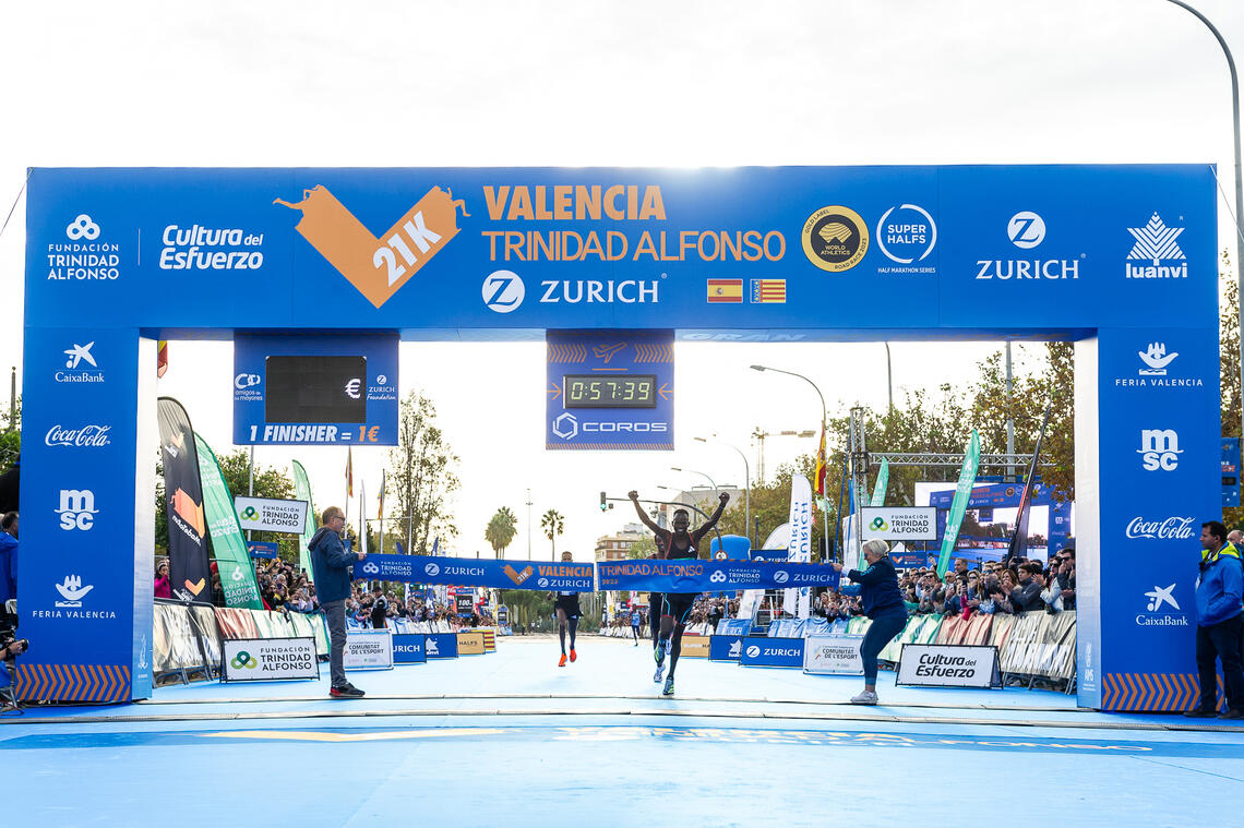 Kibiwott Kandie vant Valencia Halvmarathon med historiens fjerde raskeste tid. (Foto: Arrangøren).