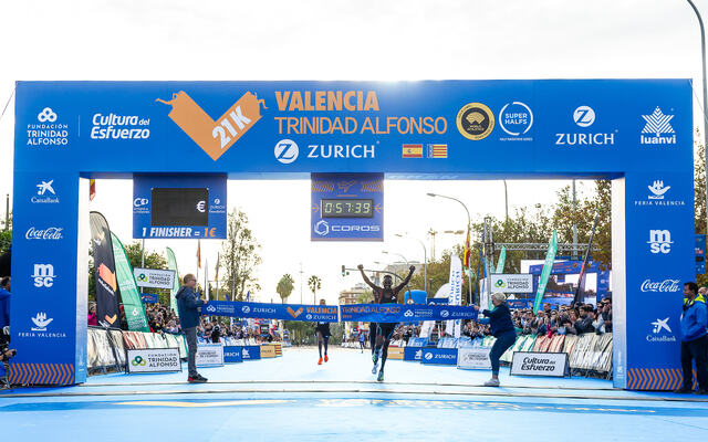 Kibiwott Kandie vant Valencia Halvmarathon med historiens fjerde raskeste tid. (Foto: Arrangøren).