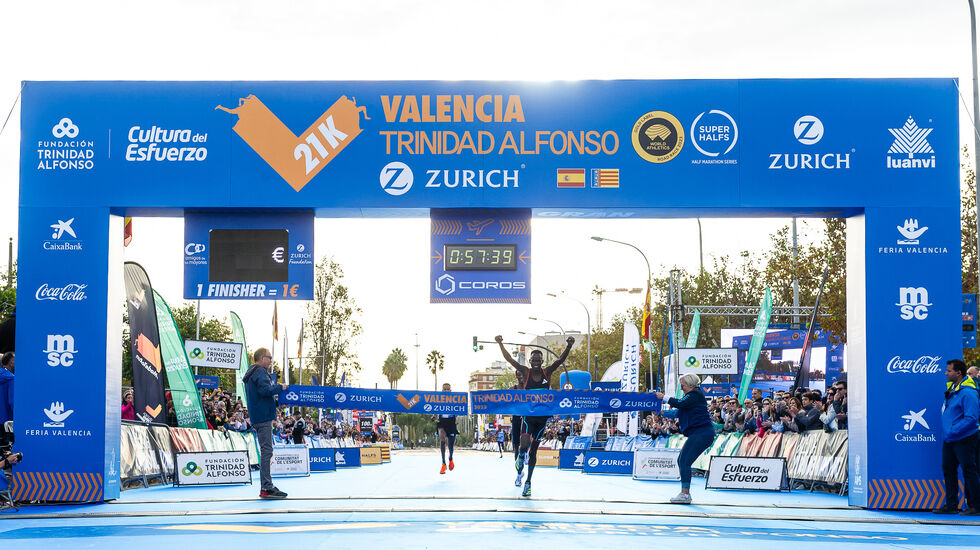 Kibiwott Kandie vant Valencia Halvmarathon med historiens fjerde raskeste tid. (Foto: Arrangøren).