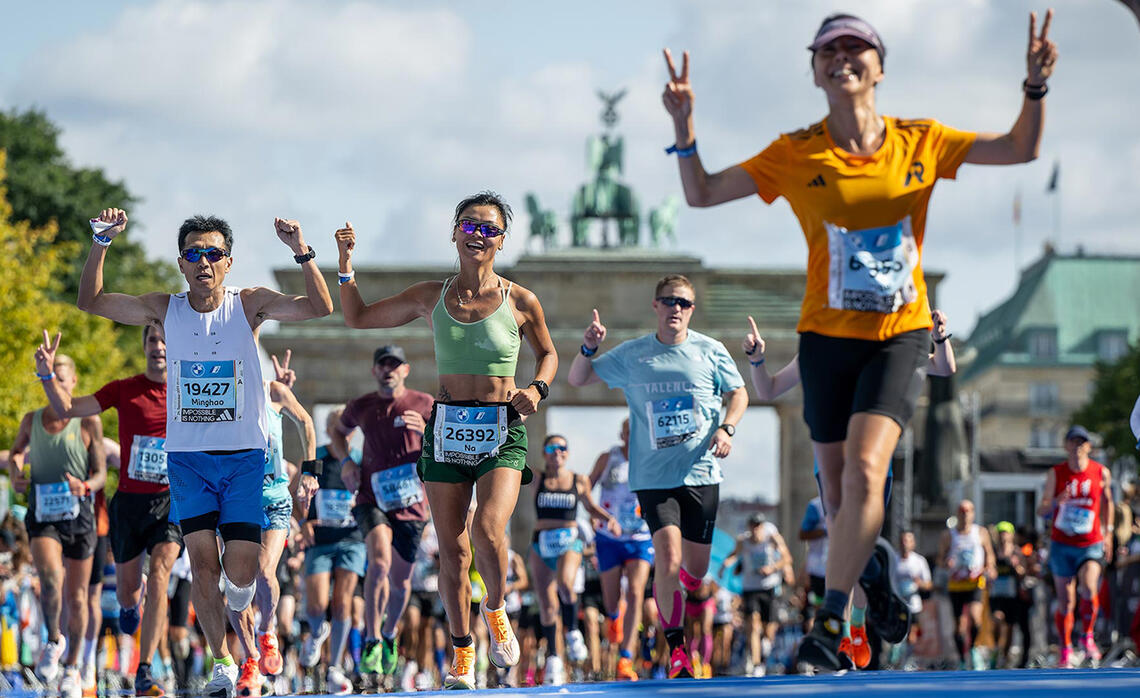 Både mosjonister og eliteløper slipper gleden løs når Brandenburger Tor er passert og målstreken er bare noen få meter unna. (Foto: arrangøren) 