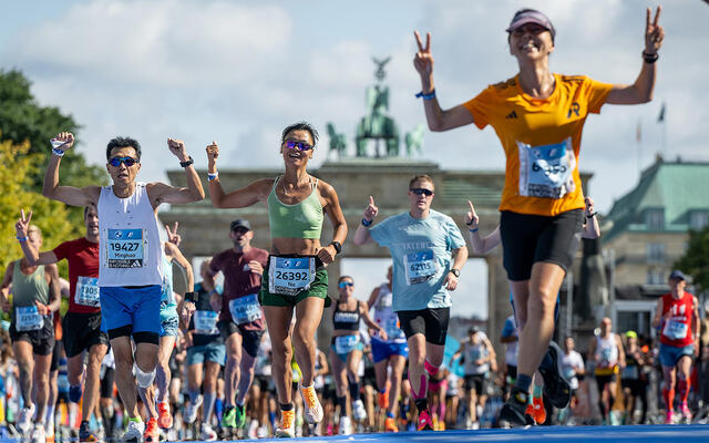 Både mosjonister og eliteløper slipper gleden løs når Brandenburger Tor er passert og målstreken er bare noen få meter unna. (Foto: arrangøren)