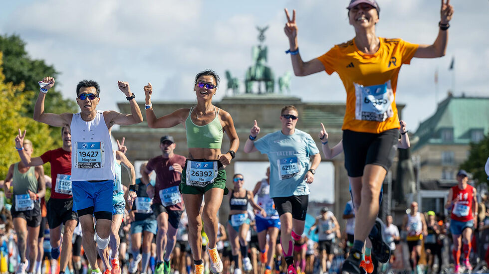 Både mosjonister og eliteløper slipper gleden løs når Brandenburger Tor er passert og målstreken er bare noen få meter unna. (Foto: arrangøren)
