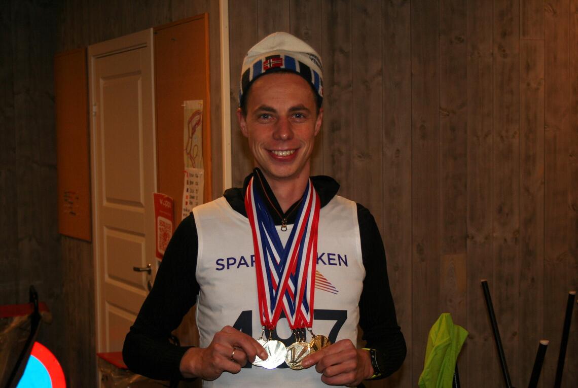 Gjermund Steinsland med alle medaljene i årets Sparebanken Sør Rulleskikarusell. (Foto: Sverre Larsen)