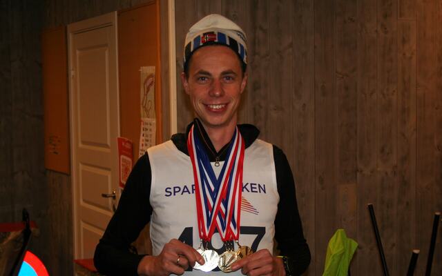 Gjermund Steinsland med alle medaljene i årets Sparebanken Sør Rulleskikarusell. (Foto: Sverre Larsen)
