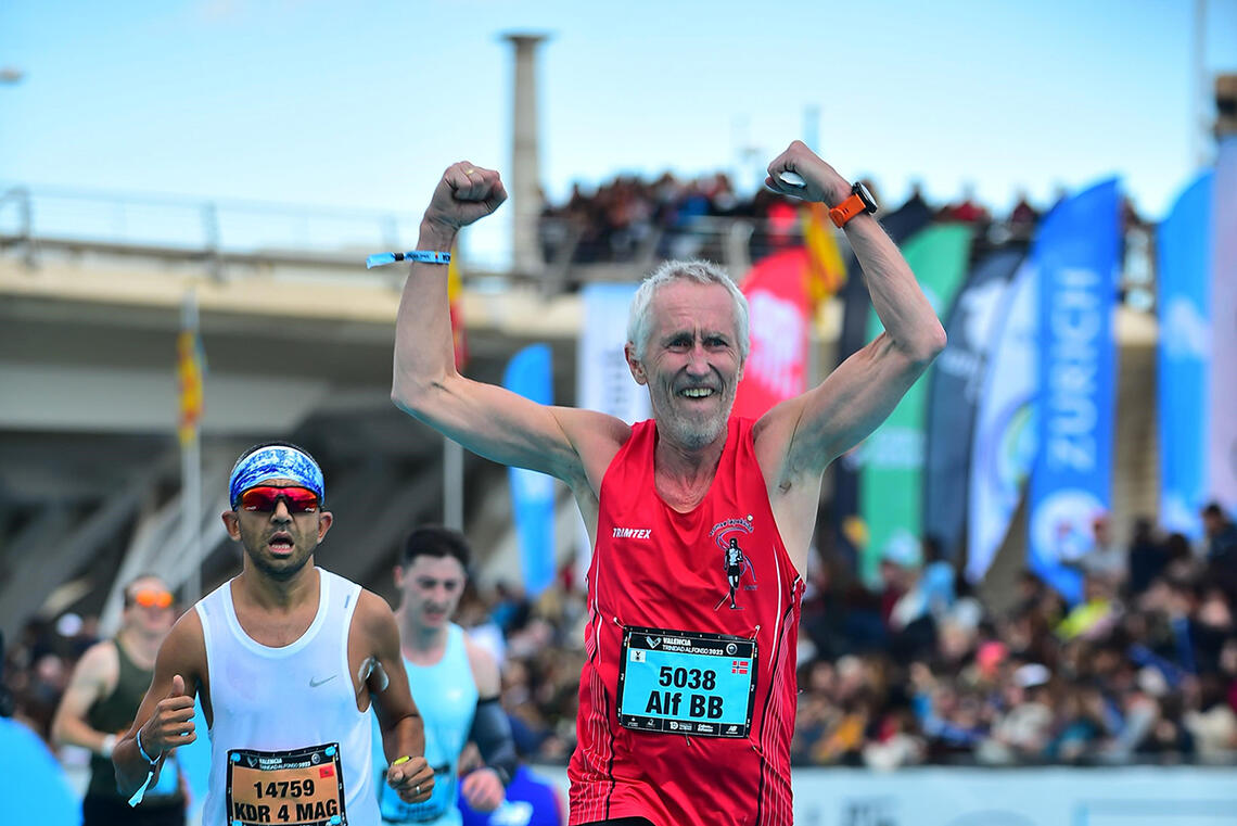 Jubel: Alf B. Dahl kunne juble for 3.00.35 og norsk rekord i klasse 65-69 år i Valencia Marathon i desember i fjor. I år har han et håp om at han også kan bryte 3-timersgrensa. (Foto: Marathon-Photos)   