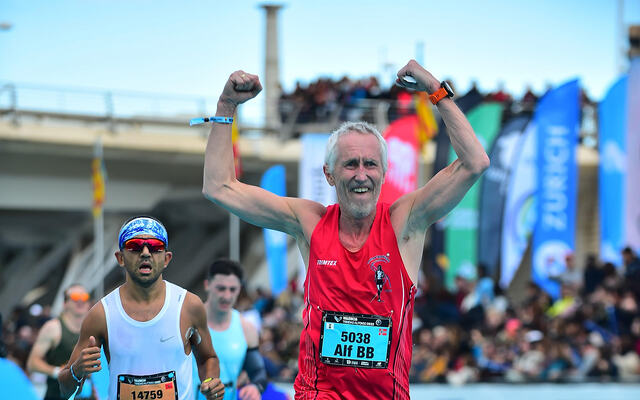 Jubel: Alf B. Dahl kunne juble for 3.00.35 og norsk rekord i klasse 65-69 år i Valencia Marathon i desember i fjor. I år har han et håp om at han også kan bryte 3-timersgrensa. (Foto: Marathon-Photos)