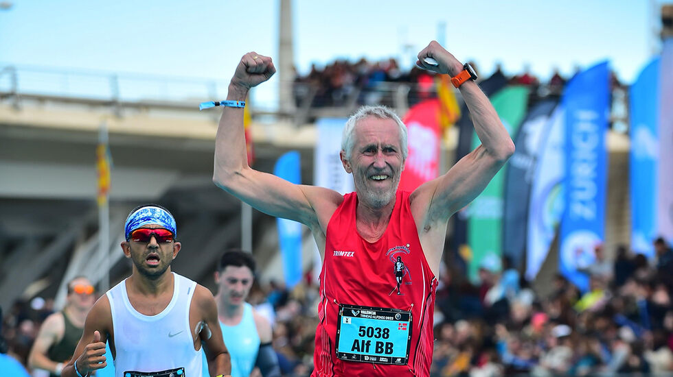 Jubel: Alf B. Dahl kunne juble for 3.00.35 og norsk rekord i klasse 65-69 år i Valencia Marathon i desember i fjor. I år har han et håp om at han også kan bryte 3-timersgrensa. (Foto: Marathon-Photos)   