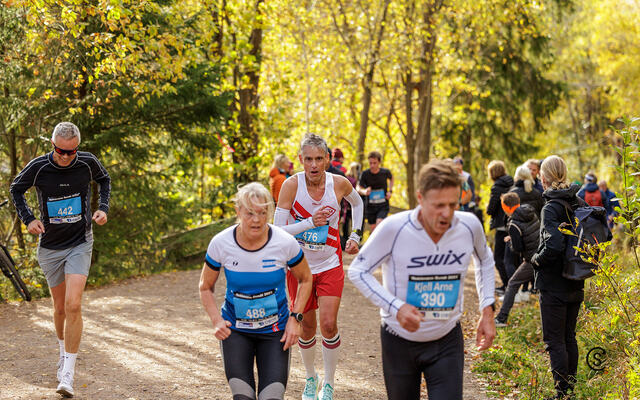 Kondis-president Tim Bennett (476) trives når han får løpe Nøklevann Rundt i vakre høstfarger sammen med spreke folk. (Foto: Sylvain Cavatz)