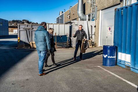 Bilde Geir Roar Brattset som viser ordfører Einar Gimse-Syrstad og næringsrådgiver Signy Overbye hvordan Svinsås Auto Melhus håndterer avfall
