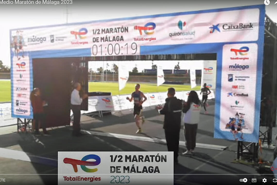 Sondre Nordstad  Moen løper i mål som tredjemann på tiden 1:00:20 i dagens Malaga halvmaraton (Bilde fra målstreaming)