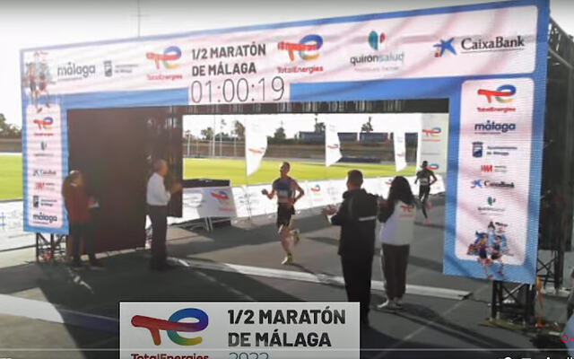 Sondre Nordstad Moen løper i mål som tredjemann på tiden 1:00:20 i dagens Malaga halvmaraton (Bilde fra målstreaming)